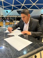 Crocodilo indica a construção de piscina semiolímpica