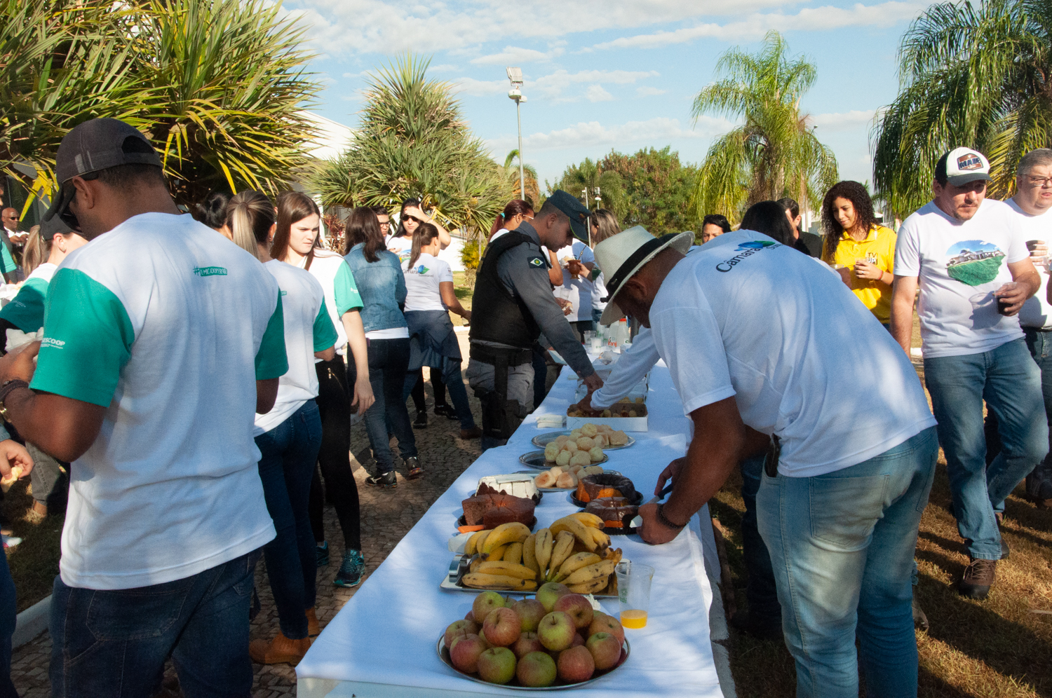 Ação de limpeza da nascente afluente do Córrego Traíra