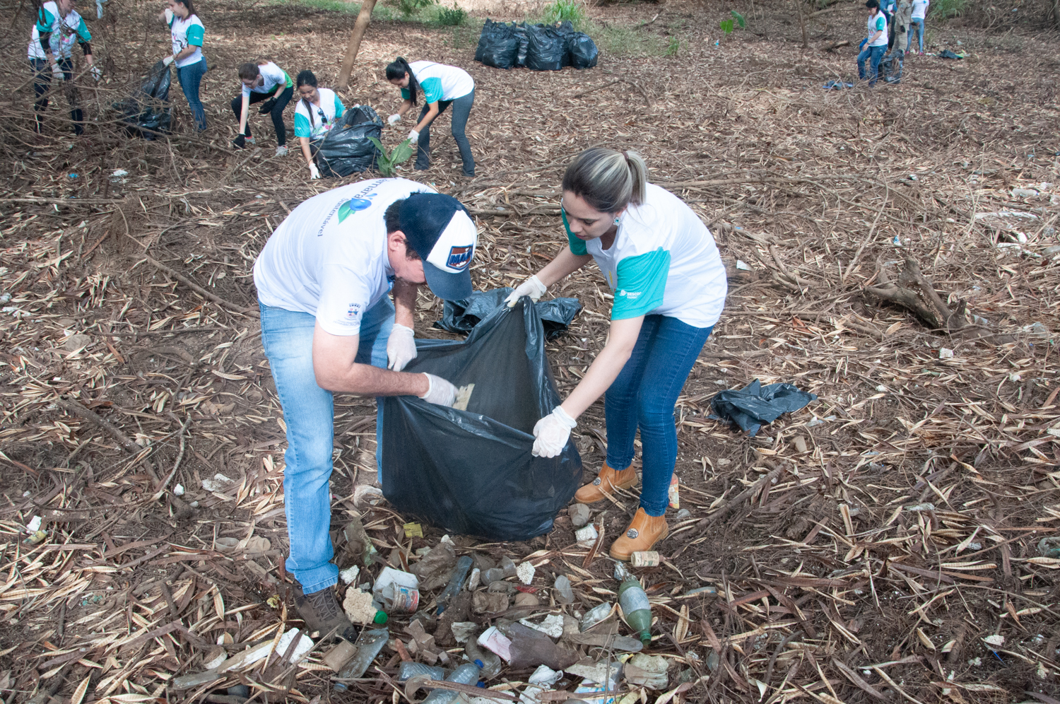Ação de limpeza da nascente afluente do Córrego Traíra