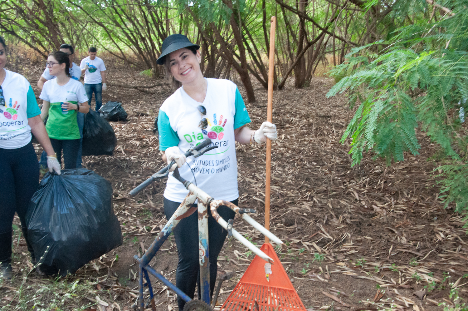 Ação de limpeza da nascente afluente do Córrego Traíra