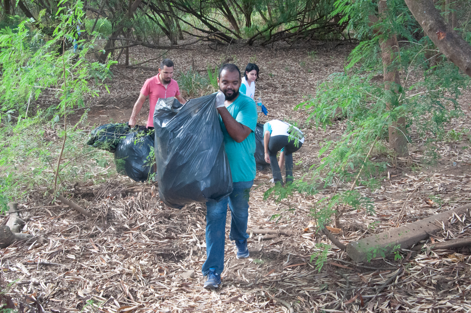 Ação de limpeza da nascente afluente do Córrego Traíra