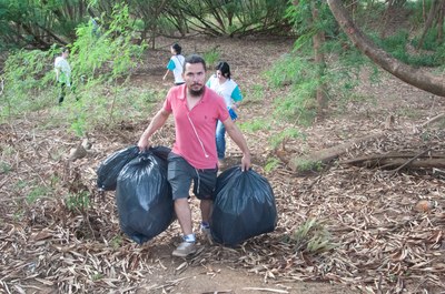 Ação de limpeza da nascente afluente do Córrego Traíra