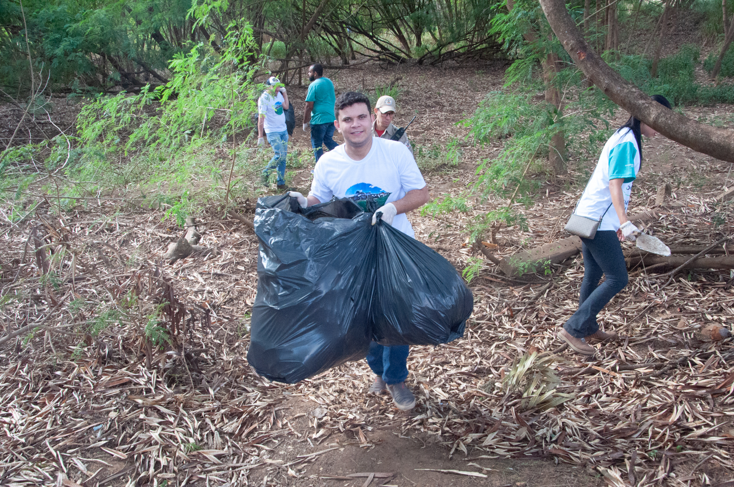 Ação de limpeza da nascente afluente do Córrego Traíra