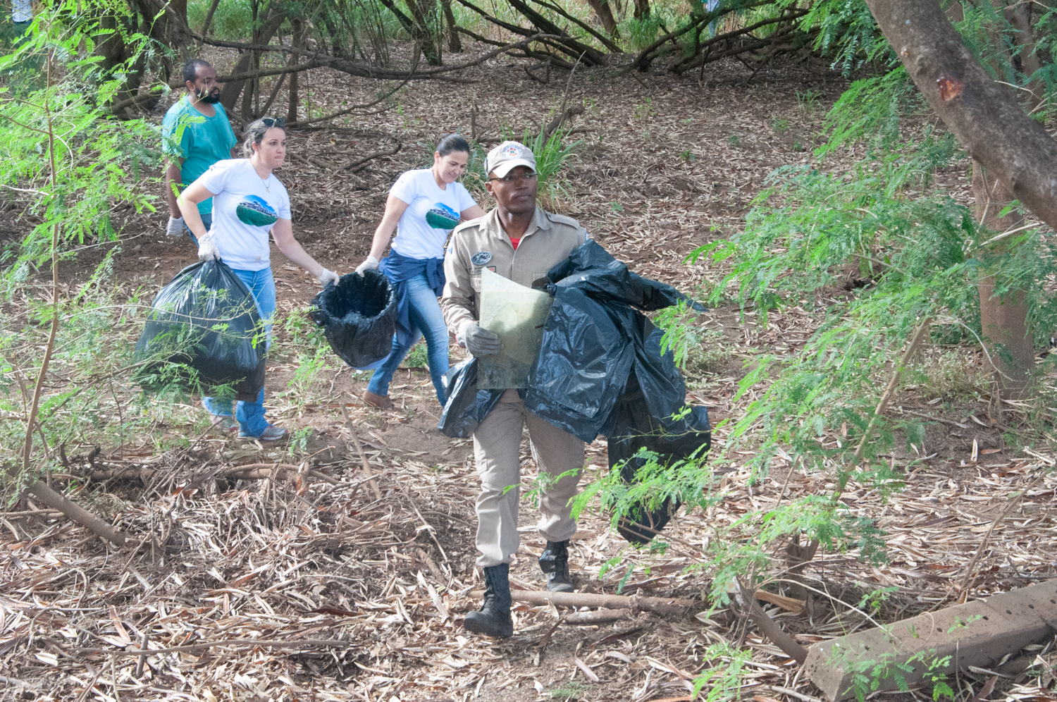 Ação de limpeza da nascente afluente do Córrego Traíra