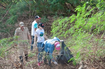 Ação de limpeza da nascente afluente do Córrego Traíra