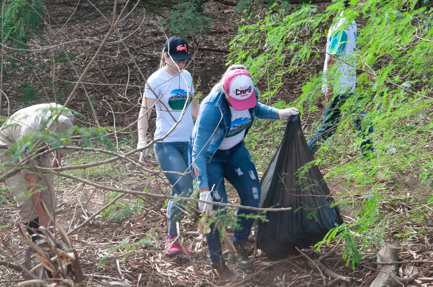 Ação de limpeza da nascente afluente do Córrego Traíra