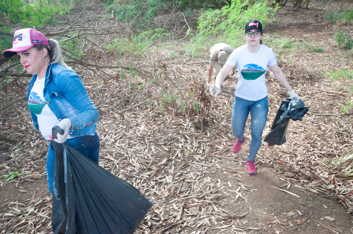 Ação de limpeza da nascente afluente do Córrego Traíra