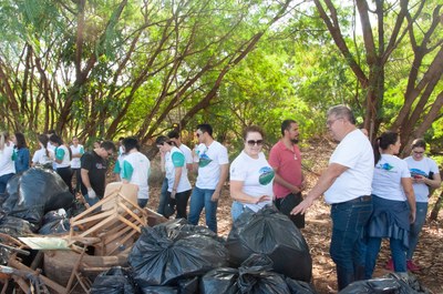 Ação de limpeza da nascente afluente do Córrego Traíra