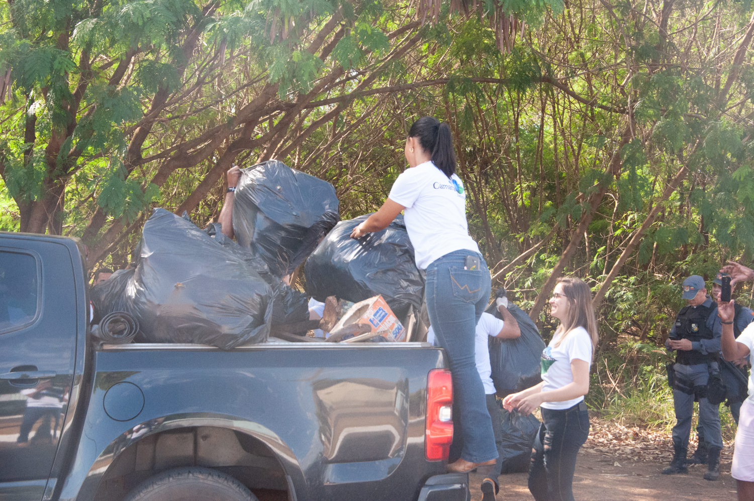 Ação de limpeza da nascente afluente do Córrego Traíra