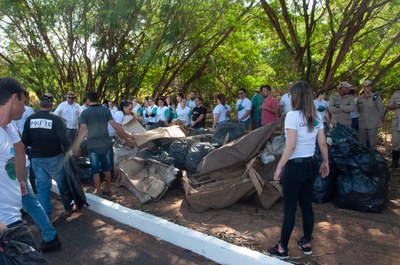 Ação de limpeza da nascente afluente do Córrego Traíra