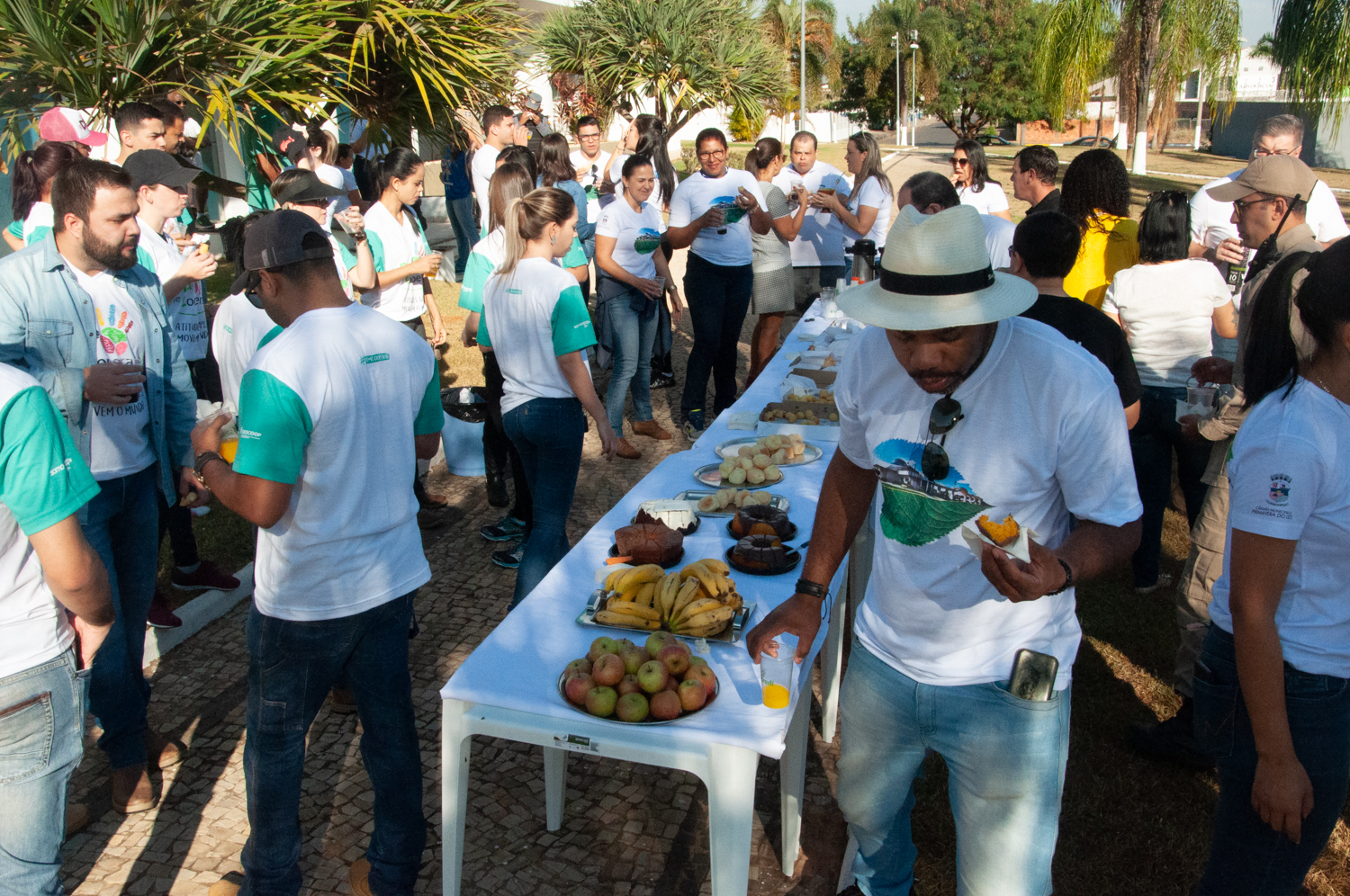 Ação de limpeza da nascente afluente do Córrego Traíra