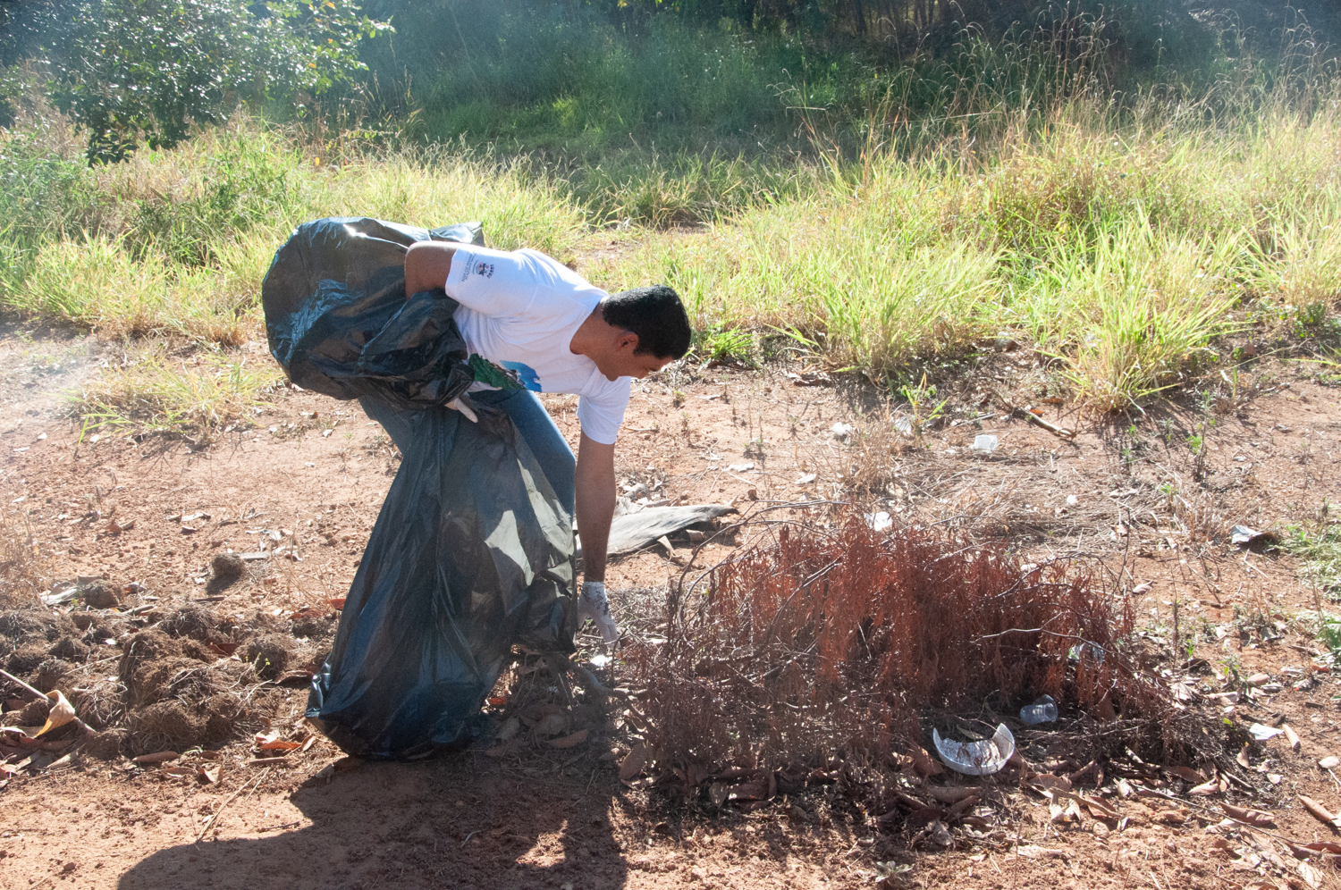 Ação de limpeza da nascente afluente do Córrego Traíra