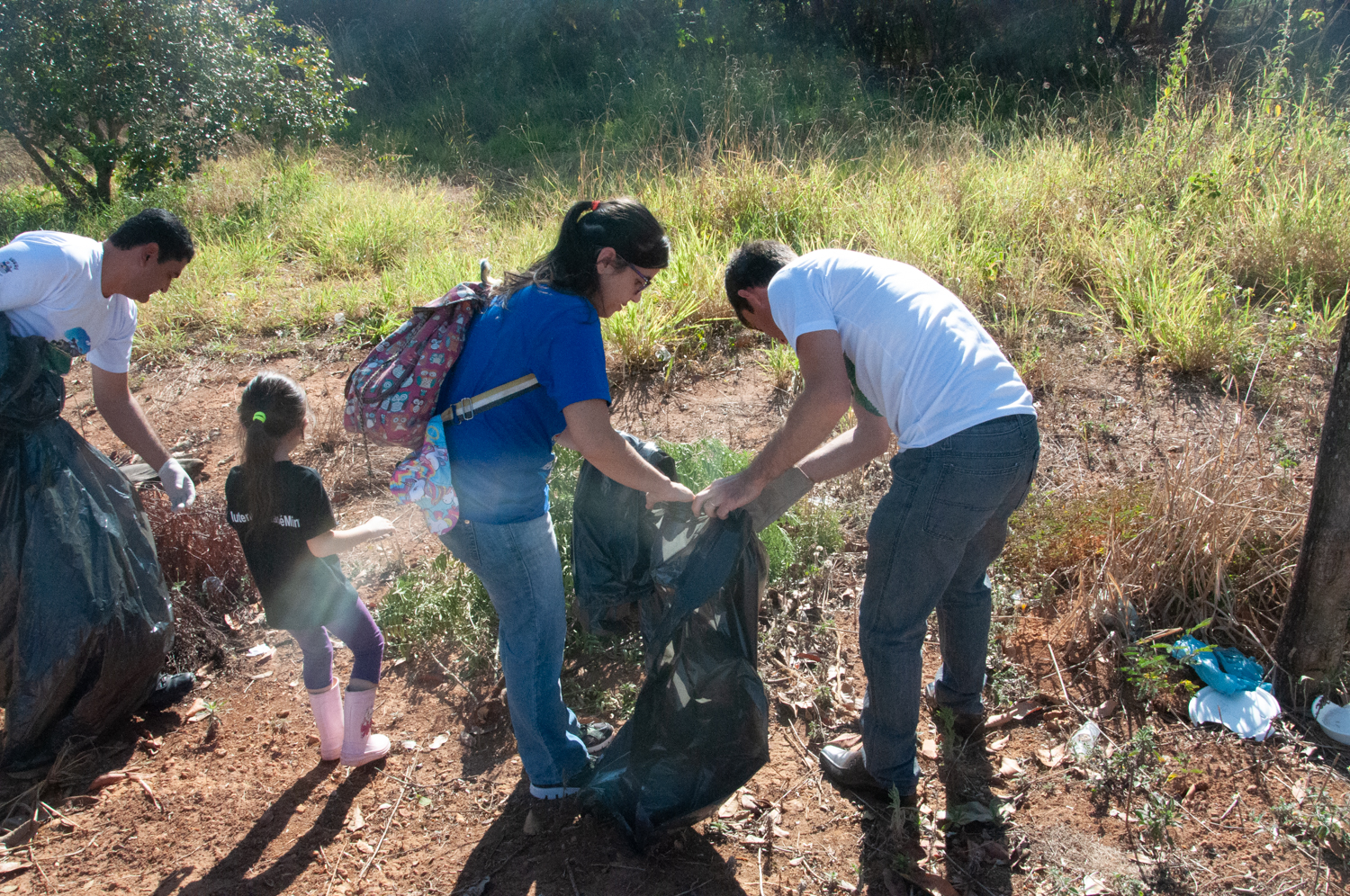 Ação de limpeza da nascente afluente do Córrego Traíra