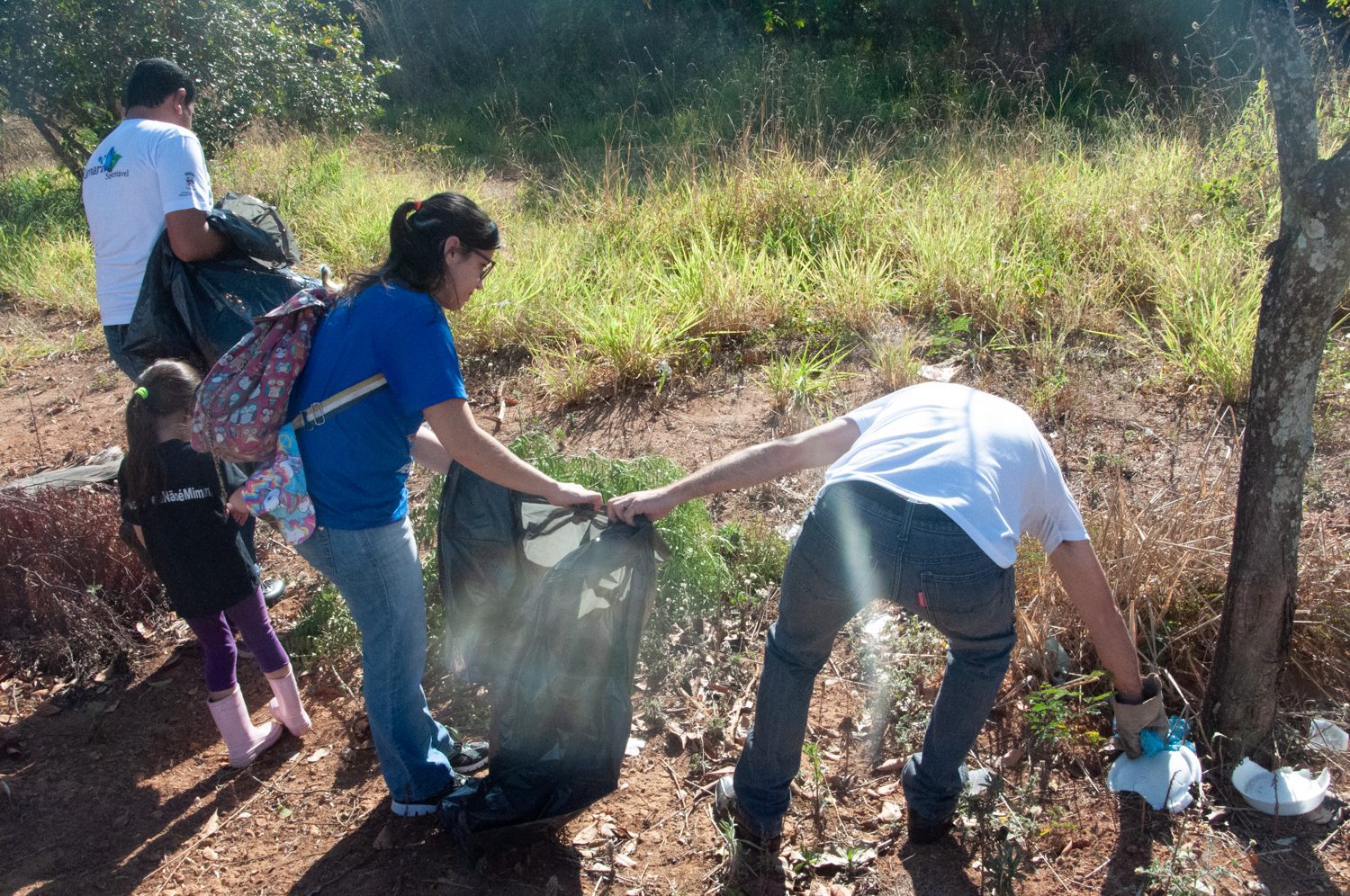 Ação de limpeza da nascente afluente do Córrego Traíra