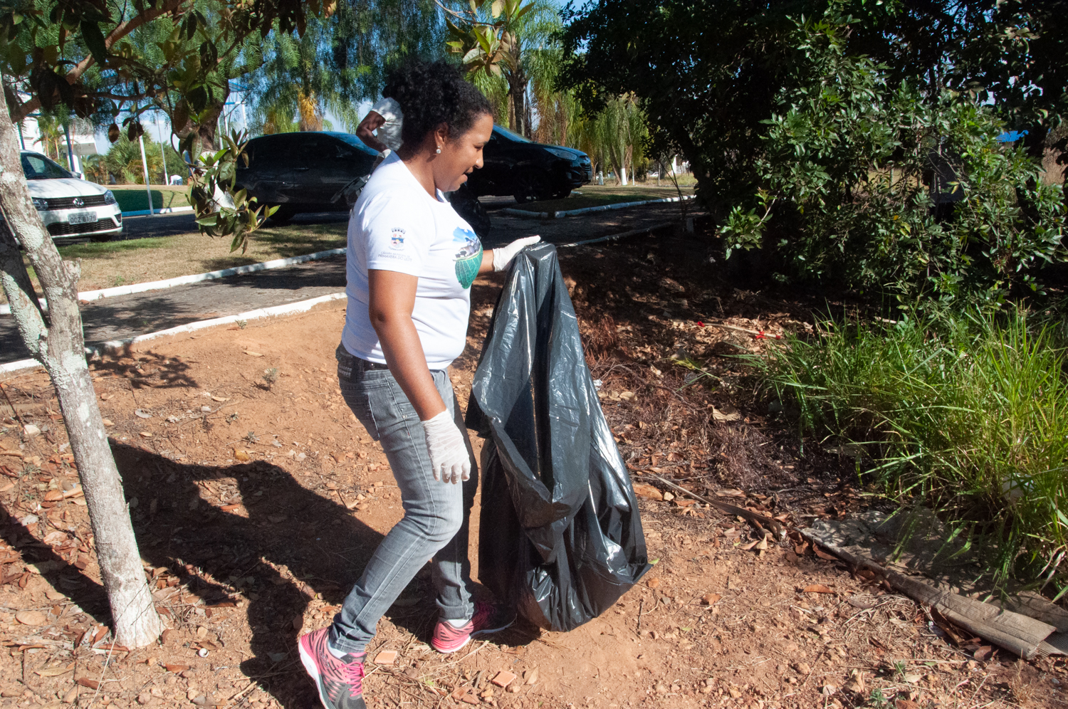 Ação de limpeza da nascente afluente do Córrego Traíra