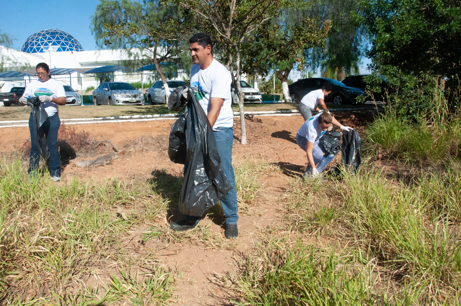 Ação de limpeza da nascente afluente do Córrego Traíra