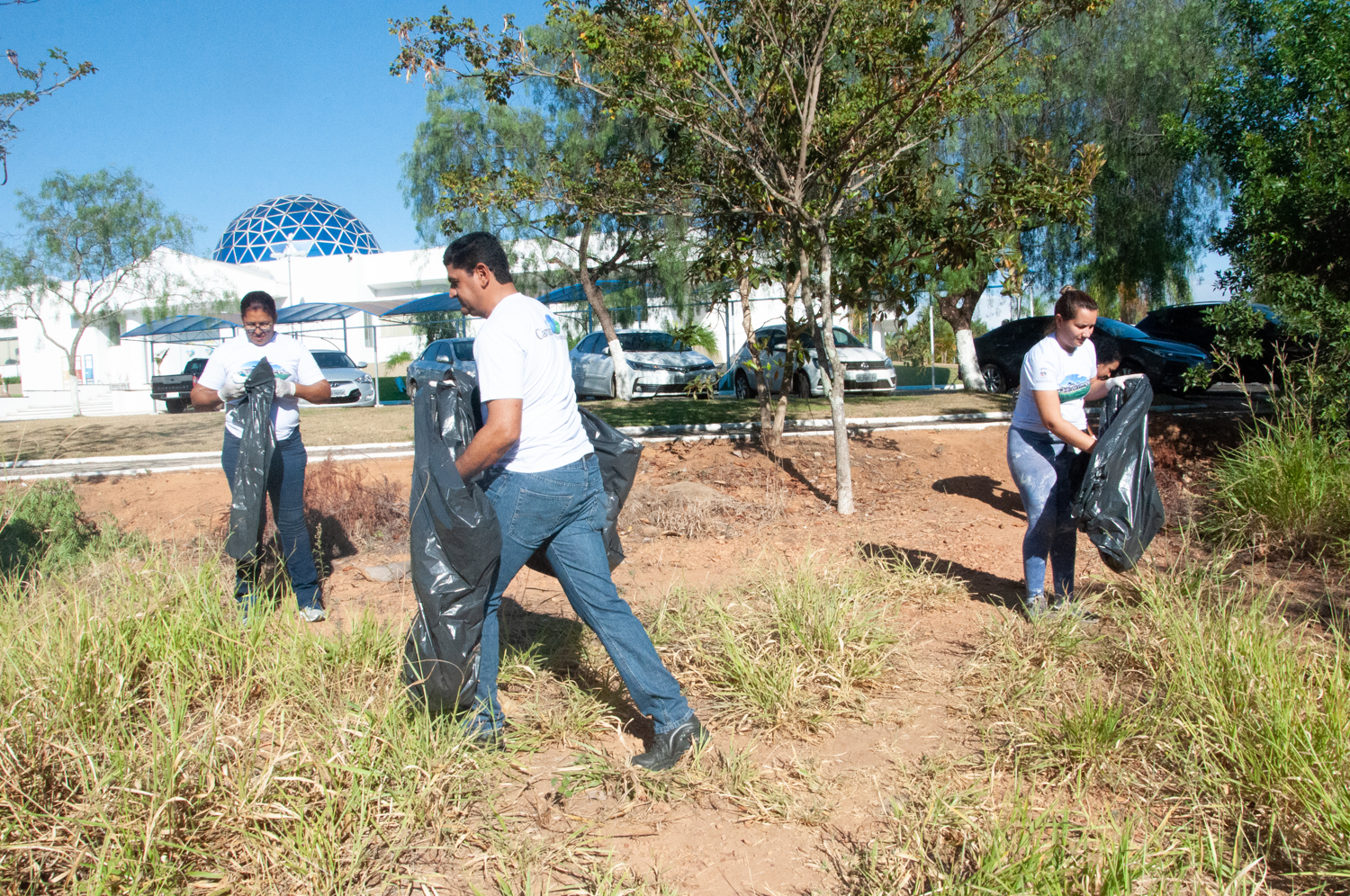 Ação de limpeza da nascente afluente do Córrego Traíra