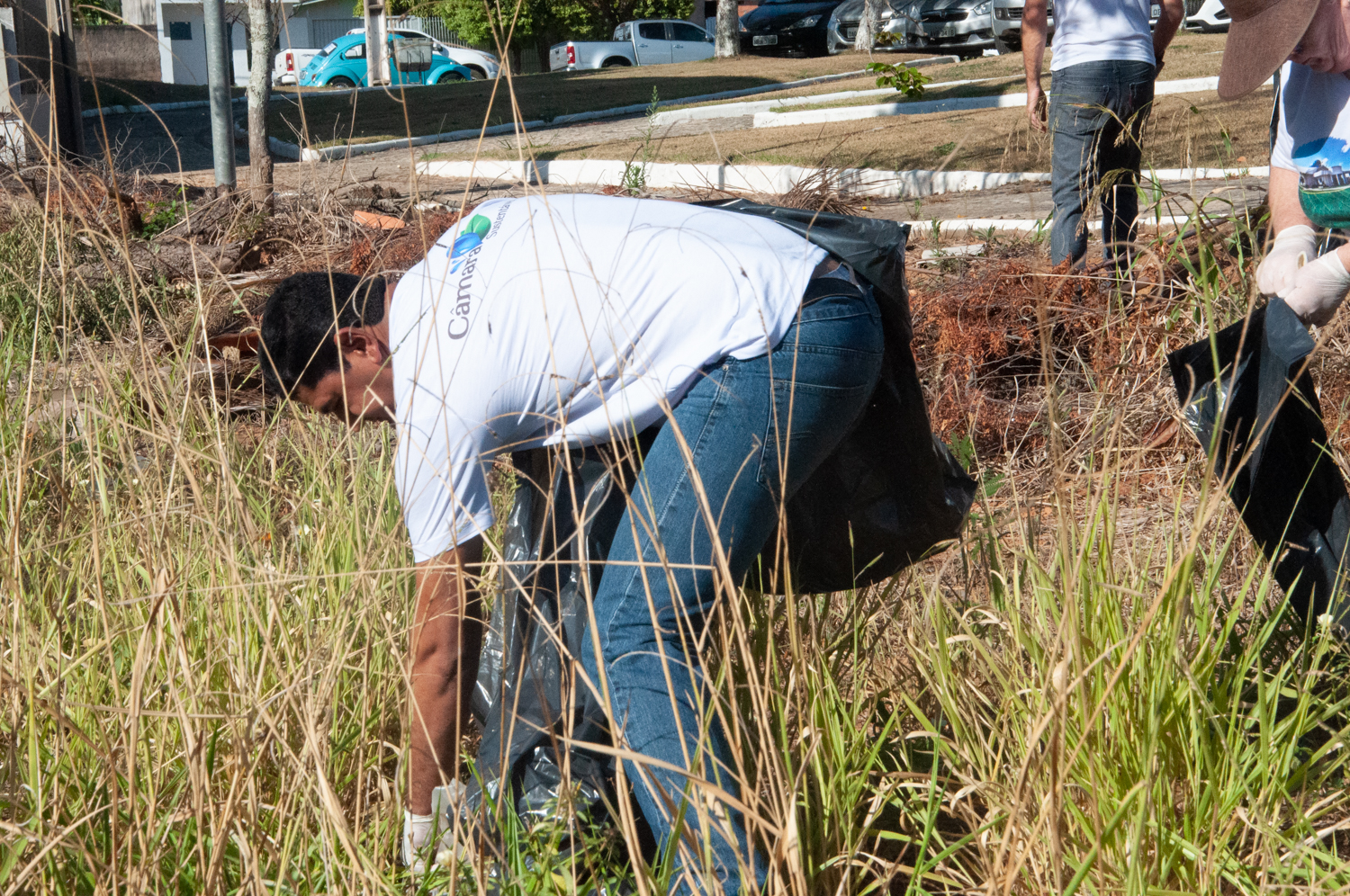 Ação de limpeza da nascente afluente do Córrego Traíra