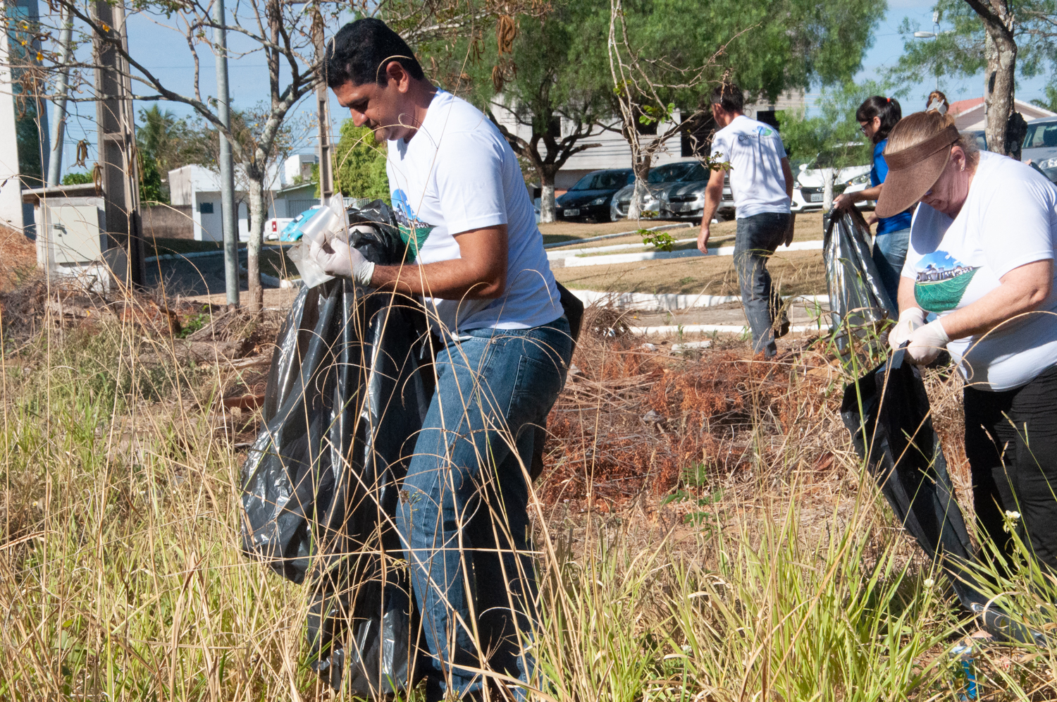 Ação de limpeza da nascente afluente do Córrego Traíra