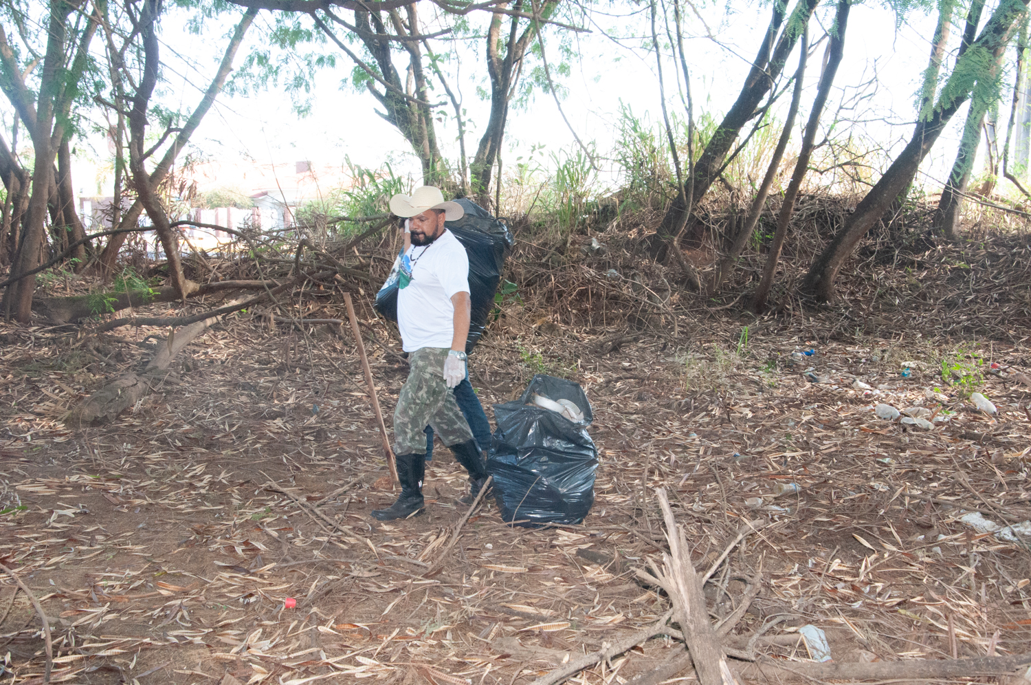 Ação de limpeza da nascente afluente do Córrego Traíra