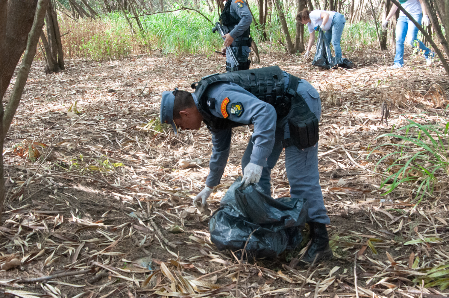 Ação de limpeza da nascente afluente do Córrego Traíra