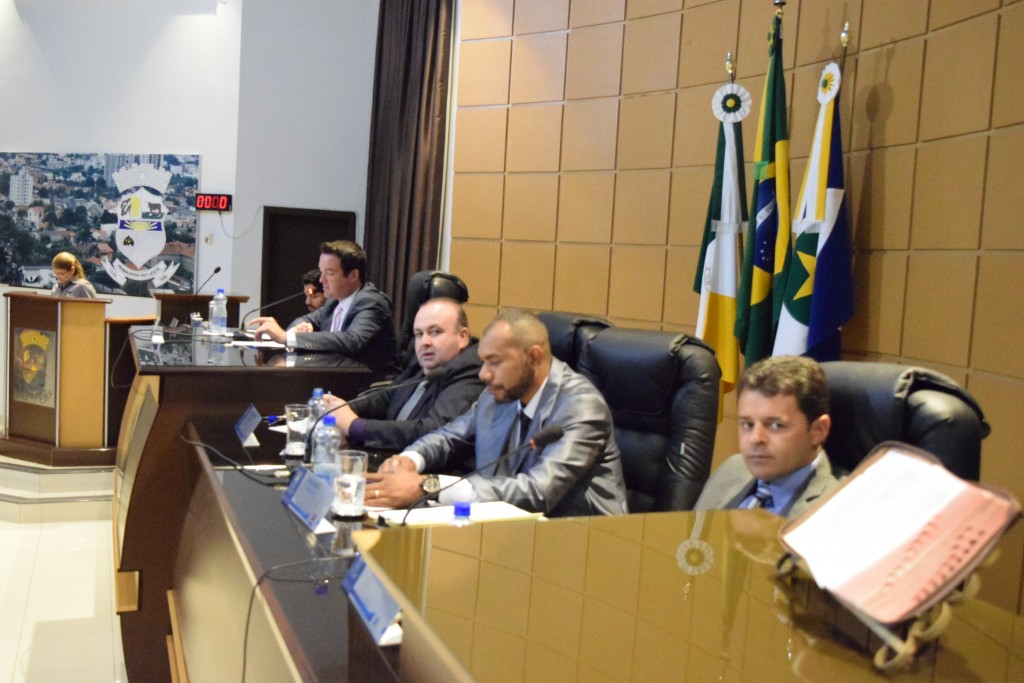 CARAVANA CÂMARA É DESTAQUE NA SESSÃO. CORTE NOS SALÁRIOS DOS PROFESSORES POLARIZOU DISCURSOS