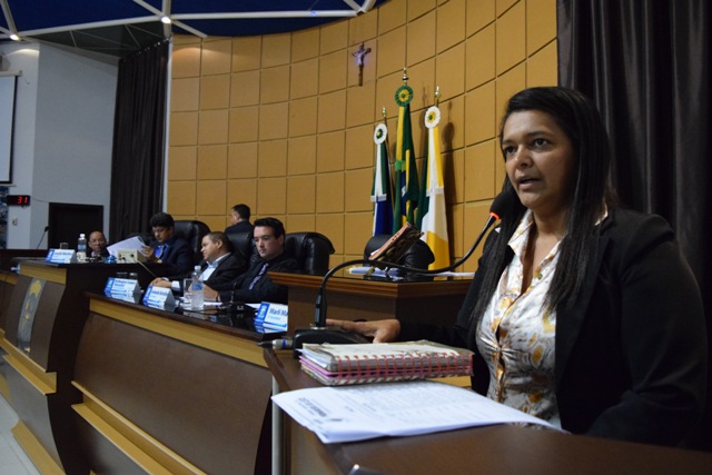 Carmen cobra melhor atendimento na Saúde