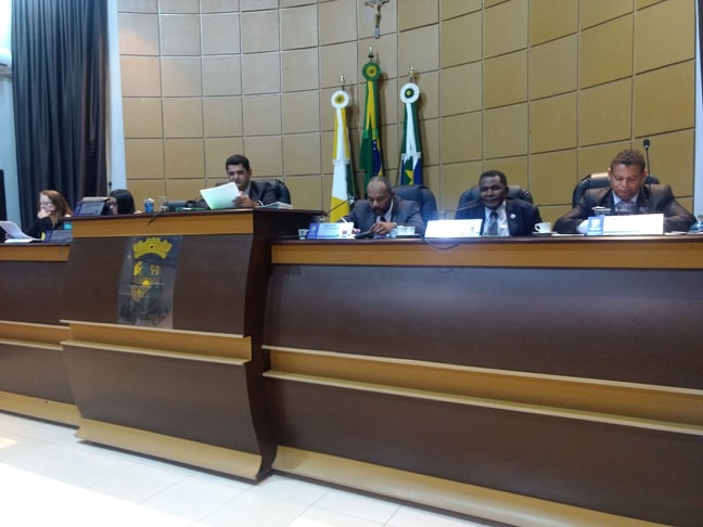 Diversos assuntos de interesse público são discutidos pelos vereadores em sessão ordinária  