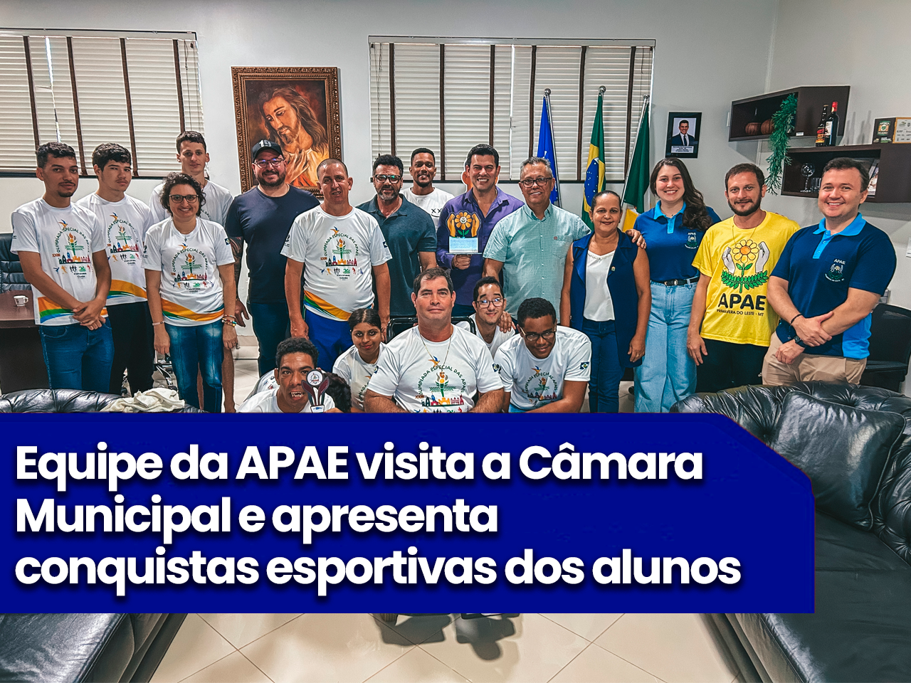 Equipe da APAE visita a Câmara Municipal e apresenta conquistas esportivas dos alunos