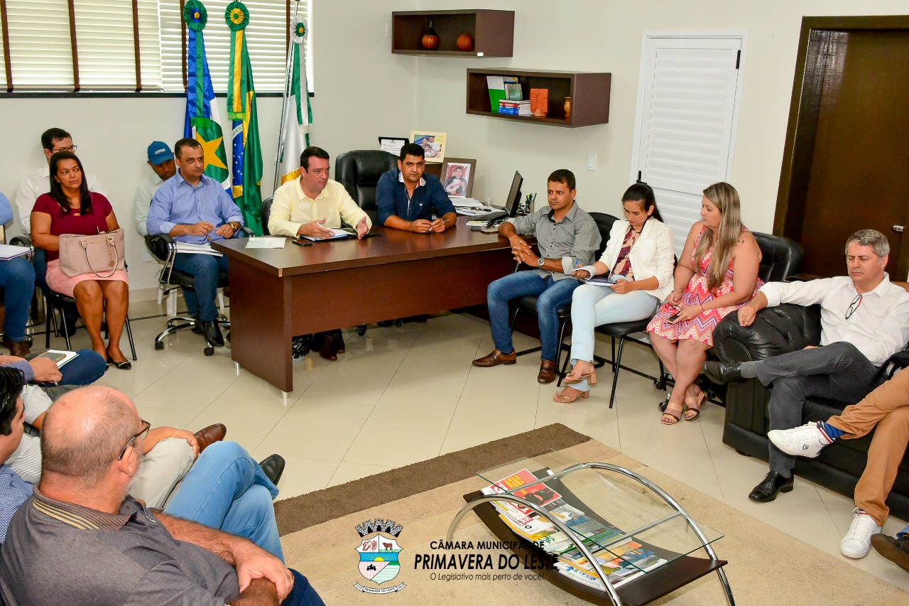 Reunião entre vereadores, prefeito e secretários possibilita discussão de projetos importantes para o município