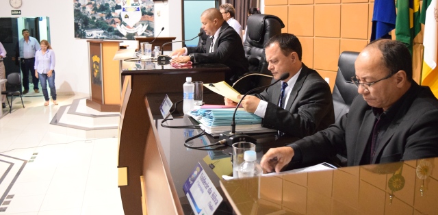PAUTA TRANCADA NA CASA. VEREADORES VÃO DISCUTIR DERRUBAR OU NÃO DO VETO DO EXECUTIVO