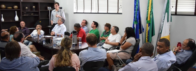 REUNIÃO TRANQUILA COM TROCA DE INFORMAÇÕES. MESA AGUARDA FECHAMENTO DA PAUTA