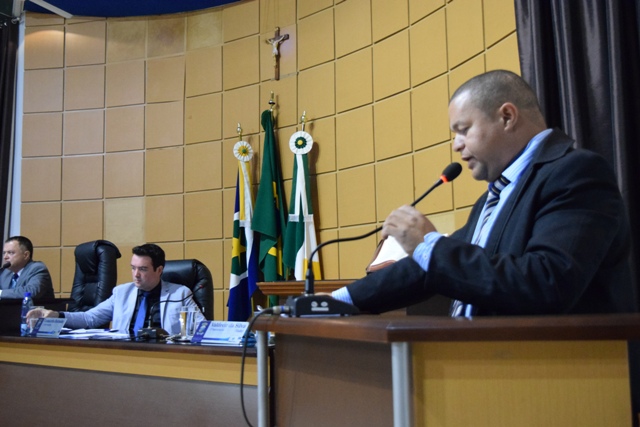 SERVIDORES LOTAM PLENÁRIO E VEREADORES APOIAM LUTA DA CATEGORIA