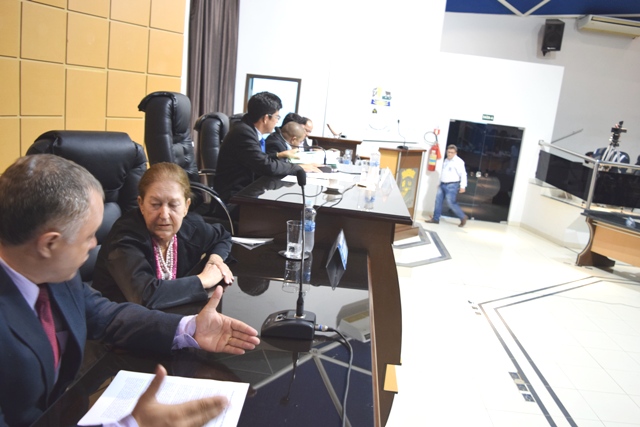 Sessão segue normalidade. Cemitério Municipal entrou nos debates
