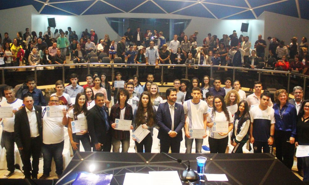 Título de Estudante do Ano: Câmara homenageia 41 alunos