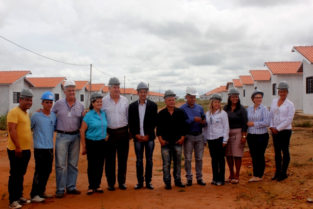 Vereadores acompanham obras das 725 casas do Guterrez