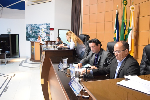 VEREADORES DERRUBAM VETO DO EXECUTIVO. MARLI SE LICENCIA E SUPLENTE ASSUME