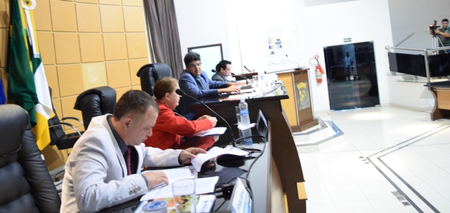 VEREADORES DERRUBAM VETOS E DEBATES ACIRRADOS MOVIMENTAM SESSÃO NA CASA