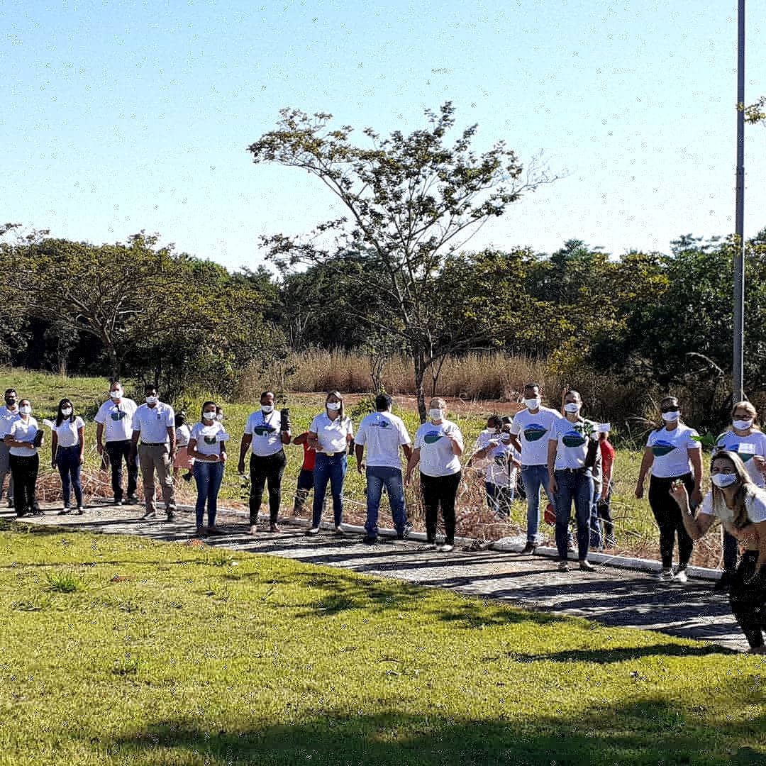 Vereadores e assessores plantam árvores as margens de nascente do Córrego Traíras 