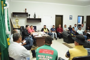 VEREADORES SE REÚNEM COM MOTOTAXISTAS E AMPLIAM DEBATE SOBRE NOVAS REGULAMENTAÇÕES