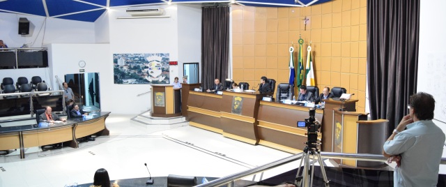 VEREADORES SEGUEM PARECER DO TCE E APROVAM CONTAS/2014 DO EXECUTIVO