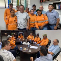 VEREADORES PREOCUPADOS COM SERVIÇOS DE LIMPEZA CONVERSAM COM EQUIPE